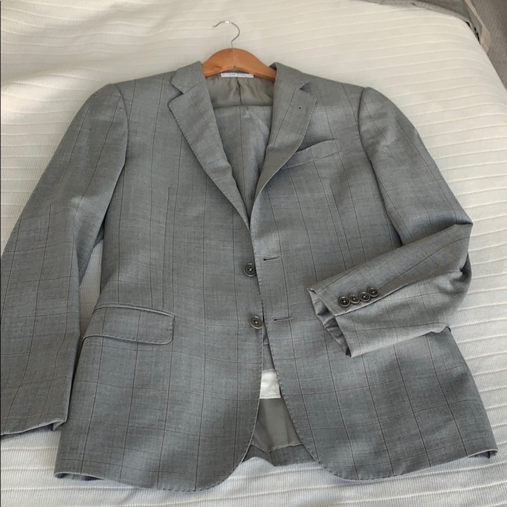Selling items that I no longer wear.